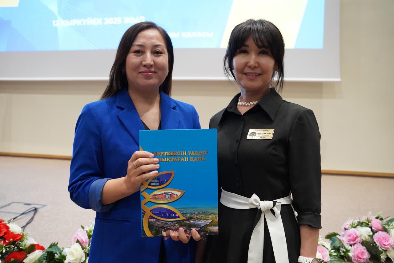 Көзілдіріктегі мұғалімнің онлайн порносы Май жопа үлкен сиськи